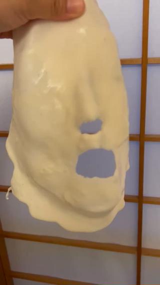 ホワイトニングパックのパック終わったあとのパックちゃん。
自分の顔のマスクができるので面白いです。