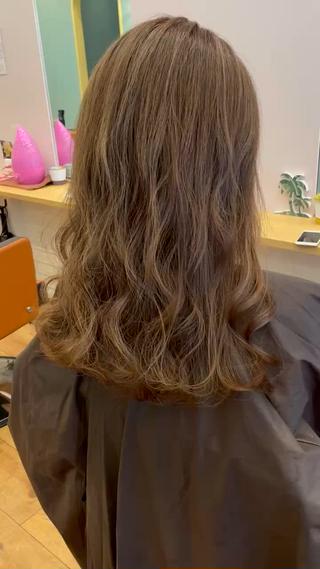 細めに入れたハイライトで白髪をぼかしつつ
立体感を作って明るめのカラーで仕上げてます 