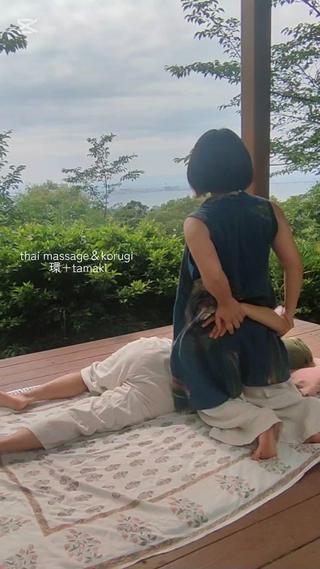 肩周りをしっかりゆっくり揺らしながらほぐしていきます。
心地よい圧とリズムで身体を預けてみませんか？終わったあとはスッキリ。 