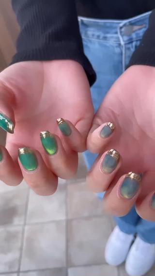.


magnet  nail

×

mirror gold

#enoi 

はぁ可愛いすぎるまぐ
光の角度で
いろんなお色に…
室内と太陽の光でも
全然違う〜
これからの季節にも
おすすめです

#prunelle_nail
#山梨ネイル 

︎当店では地爪育成を大切に考え
　削らないフィルインでの
　オフになります♡

︎全てのお客様にお爪に優しい
　パラジェルをベースに
　施術にしております♡
　
︎お客様のお一人お一人のお爪を大切に　
　ネイルを楽しんで頂きたいです 