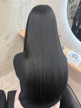 艶と透明感が出るようなグレージュカラー
髪質改善とAujuaトリートメントで更にツヤツヤに 