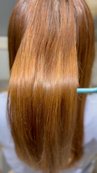 【今流行りの髪質改善ストレート】

やりすぎないストレート加減で、

もっちり•しっとり感

のある質感に仕上げます︎

【私のところで続けていく利点】

ストレートパーマは、前にストレートをしていても
毛先のストレート加減に合わせる為に、
毛先にも薬を付けなければなりません

髪質が同じだからといって、
毎回ストレートパーマをする度に同じ薬で施術すると

ダメージが蓄積

してしまいダメージをします。

ですが、お店でご用意しているお薬は

重ねるごとにお薬を弱くしていく事が可能です

根元の伸びたリタッチは変わりませんが、

私のお店で既にストレートをかけた部分は

次のストレートの際は髪に近い領域のお薬で施術し、

最終的には

酸熱トリートメント


で綺麗にする事ができます◎


是非動画のような仕上がりになりたい方は、ご相談ください 