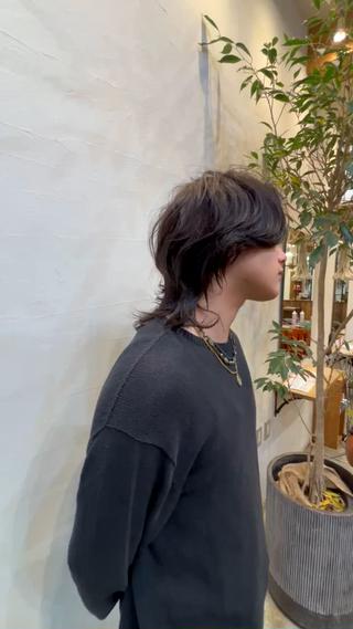 メンズ ミディアムヘアでも軽くアイロンで巻いて動きを出せばオシャレになります 