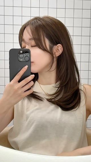 毛先はすこし重ために、だけど動きがしっかり出るようにレイヤーを入れた韓国普通ヘア

前髪は薄い2wayバング。
もみあげもつくってあるので結んでも耳掛けしても◎ 
