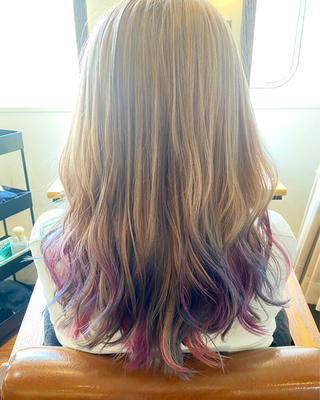 ダブルカラーでミルクティーカラー︎に、更にカラートリートメントで毛先をユニコーンカラーに 