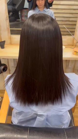 縮毛矯正はアルカリの施術のためダメージはするので、トリートメントを一緒にしてあげることでここまでのツヤが出ます 