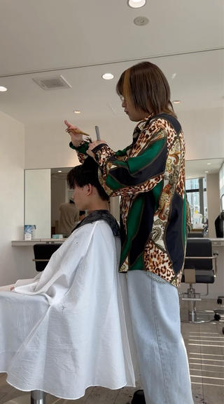 Ash八王子 メンズ特化スタイリスト ユージの
サロンワーク動画になります

★大人の色気 毛流れマッシュヘア＆スタイリング★
・前髪は目にかかるくらい、毛先動きを出す為に全体的に軽く
・刈り上げ高め 横6mm後ろ9mm 

☆  Q.どんな人にオススメ
・普段からワックス、ジェルなどでセットをする人
・毎日毎日同じセットに飽きて、雰囲気を変えてみたい人
・センター分けも前髪下ろしも両方やりたい人

〇練習さえすればヘアアイロンで毛流れセットもすることができるので、会社や学校でパーマをかけることが出来なくても手軽に挑戦できるヘアです！

#八王子カット #八王子美容師 #八王子パーマ 