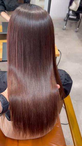 従来のピンピンに伸びる縮毛矯正とは違い
ナチュラルかつ自然に仕上がる
新感覚のストレート
こだわり抜いた独自の薬剤、処理剤で
超ダメージレスな施術で
触りたくなる今までと違う柔らかさと上質で絶妙な艶感
を同時に叶えます◎
こんな方にオススメ
◎朝のセット楽にしたい
◎扱いやすくしたい
◎髪を傷ませず綺麗に伸ばしたい
◎広がりが気になる
◎枝毛、ぴょんぴょんする毛が気になる
◎毛先の乾燥が気になる
◎頭を小さくしたい
◎周りから褒められる髪質になりたい
コレら全てのお悩み解消します
『1年に3回の髪質改善で　365日　扱いやすい綺麗な髪を』  