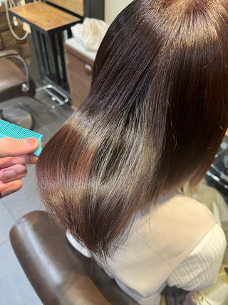 最新のメテオカラーで秋っぽいピンクブラウンに

カラー剤に混ぜて特殊な仕上げをするだけで毎朝このツヤに

是非ご体験下さい 