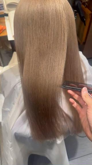 度重なるブリーチ毛でもここまでツヤツヤに

アルカリ酸熱トリートメントとカラーを同時施術で
ツヤツヤミルクティーカラーに 