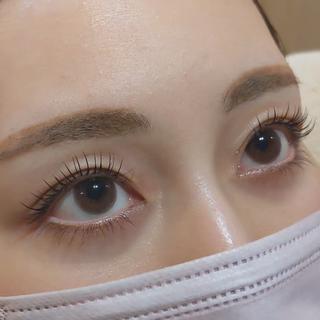 地まつげを生かした、まつげパーマ
長いので、エクステみたいになっています。
カーブ感をつけつつ、根元はしっかりと上がっていますので重くなりません。
マスカラもつけやすくなります。
束感を作るとワンホンのようになります。
流行りの束感まつげも簡単に作れます。

まつげパーマ/マツパ/まつげカール 