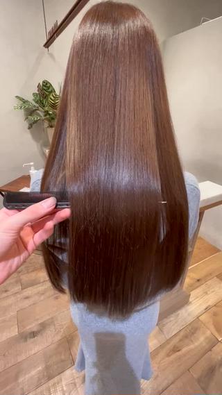 ナチュラルブラウンヘアとトリートメント
綺麗なロングをキープしましょう！ 