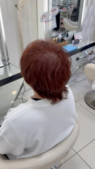 だいぶバッサリでのカットで量もかなり重たくなっており、特に後ろの重たさが気になると言っていたので全体的に質感を調整し自分でもドライヤーだけで動かせるようにしました️

カラーも思い切って赤っぽい明るめにしてイメチェン大成功 