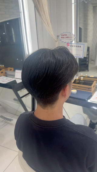 今回は流したいとのオーダーを受けたので流れやすくするために毛先に軽さを出し、ワックスを付けずとも流れやすくさせて頂きました

ワックスもお勧めですがセンターパートでしたらバームも艶が出てオススメです️️ 