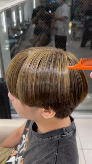 全体的に少し重めに見えますが中間の部分から軽くする事によってお客様好みの質感に仕上げました

シャンプーとトリートメントだけですがこの様なツヤツヤの仕上がりになります️ 