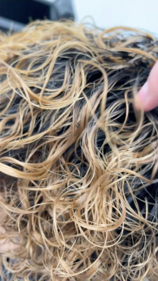 ハイトーン×プードル
ブリーチ毛でも髪の毛の体力が残ってればパーマ可能!
ブリーチパーマ/プードルパーマ