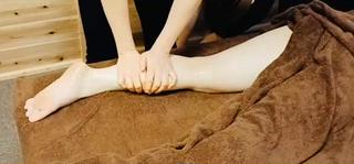 始めに筋肉を整えてから全ての工程スタートです
筋肉の起始から停止に向けて圧をかけてます 