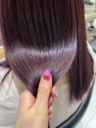 縮毛矯正の履歴のあるお客様でも "Gallicaオリジナルのケア剤" を入れてカラーするのでここまでツヤツヤに仕上がります
pink lavender color 