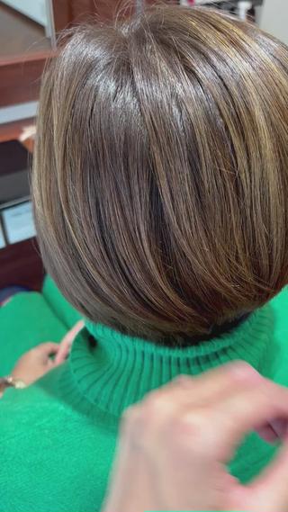 白髪のあるお客様ですバレイヤージュで明るい部分を作り白髪をぼかしています白髪染めを使わず明るめカラーで白髪があってもお洒落にします 