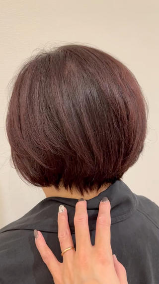 流行りの赤みカラー
白髪のあるお客様です！　白髪があってもカラー楽しめます是非一度お任せください 