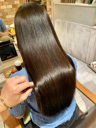 髪質改善サブリミックtrで艶髪。
60分の施術ですが、ヘアカラーと同時施術も可能です。 