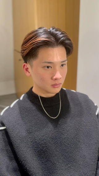 【海外風ツーブロック】
メリハリのある刈り上げの上にざっくりかきあげセットが
馴染む色気のあるスタイル。
オールバック風セットでより海外風な印象に。 