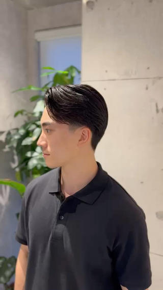 サイドの刈り上げは短く、バックは自然と馴染むような
デザインにというお客様のご要望に合わせて。
自然な毛流れと90年代風なデザインがポイント。 