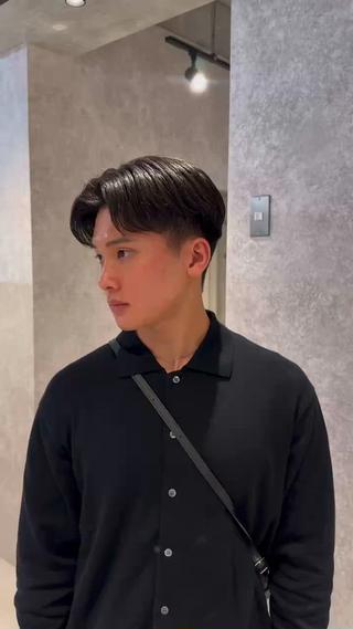 短めのセンターパート。
これから長さも伸ばしてナチュラルにしていきたいという
要望に合わせて刈り上げも自然に仕上げ。 