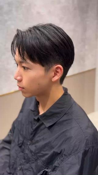 ナチュラルなセンターパートをショート風にして。
一見長くてさらっと毛流れ重視なスタイルですが
ショートでクリーンな印象のセンターパートが
ビジネススタイルとしてちょうど良い。 