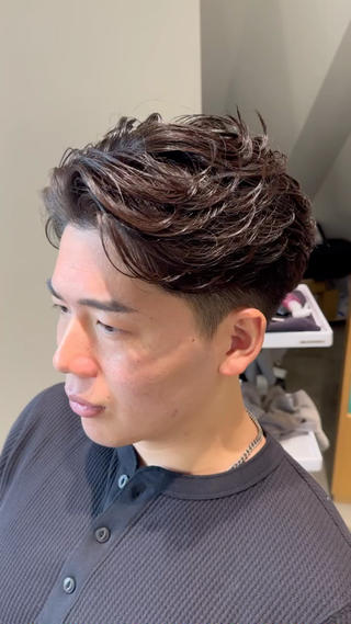 【海外風ツーブロック】
メリハリのある刈り上げの上にざっくりかきあげセットが
馴染む色気のあるスタイル。
 