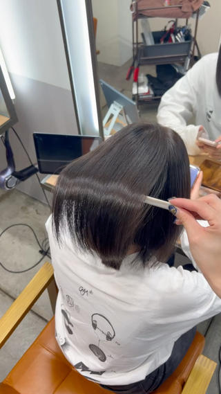 カラーと一緒にトリートメントを行う事でダメージも補い、さらに艶々の髪に️