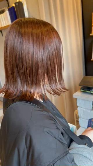 ナチュラルなブリーチなしのベージュカラーです
カットはセニングを使わない量感調整で
賞美期限長持ちのふんわり質感。 