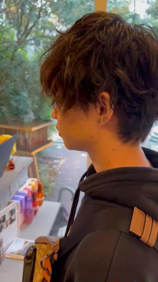 柔らかいスパイラルパーマで自然にかっこいいスタイルに。
ウェットにするとしっかりリッジが出るので、オンオフの
切り替えが出来るスタイルです○ 