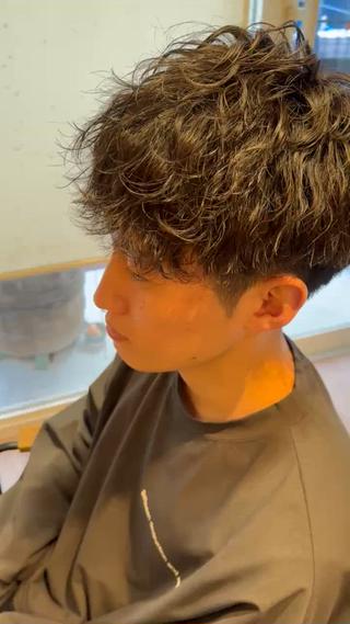 波巻きスパイラルパーマ。
初めてのパーマにおすすめ！
アイロンでセットしたような仕上がりに○ 