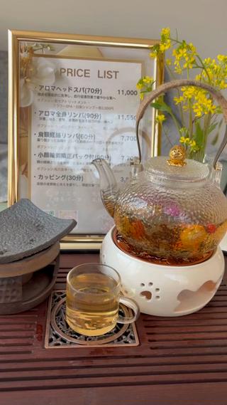 【中国茶道・養生茶】
金柑（きんかん）…気を巡らせ、胃を整える、むくみ解消
玫瑰（バラ）…血行促進、美肌効果
枸杞（くこ）…肝臓と腎臓をいたわる
茉莉花（ジャスミン）…リラックス、ストレス緩和
龍眼（りゅうがん）…心と脾を潤す
紅棗（なつめ）…体を温め、ビタミン、鉄分　　　　　　　補給、調子を整える

これらすべてが、ひとつの茶器に宿る。
中国茶道が伝える“陰陽の調和”を、あなたに。

当店では、施術の後に養生茶をサービスでお召し上がりいただいています。(茶道セット別料金)

養生リラクゼーションでは、体内から“整う”体験

内側から変わる感覚を、ぜひ体感してみてください。

 