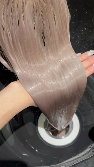 ハイトーンでもしっかりケアしながらだと切れ毛も少なく♡