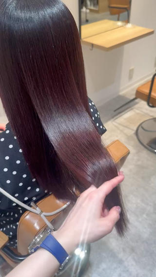 【 酸性縮毛矯正 】   私が自信を持っておすすめする髪質改善メニューのひとつです

うねり、広がりが悩み、雨の日が憂鬱など…
そんな方に是非一度体験していただきたいメニューです

もちろん普段のストレートアイロンが楽になるので、くせ毛が気にならない方にも沢山喜んでいただいています 