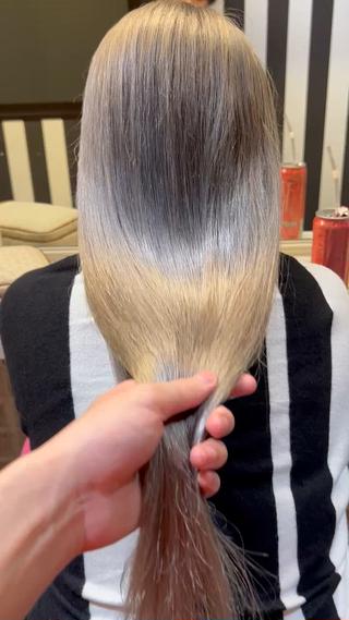 ホワイトシルバー

ブリーチ2〜3回必要
ホワイト系のカラーはベースが大事になります！！
ベースが整ってないと絶対に綺麗な色にはなりません。
僕に任せていただければ絶対に綺麗な仕上がりにします
 