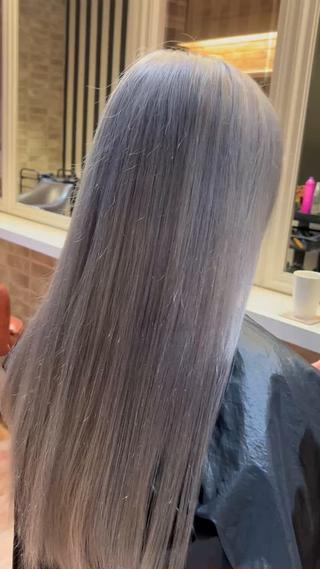 ホワイトシルバー
ブリーチ2〜3回必要
ホワイト系のカラーはベースが大事になります！！
ベースが整ってないと絶対に綺麗な色にはなりません。
僕に任せていただければ絶対に綺麗な仕上がりにします
 