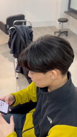 癖毛、多毛でお悩みのお客様でした
ですが……
カット縮毛矯正でここまでスッキリとした
印象に大変身できちゃいます
縮毛矯正してみようかな…でもお金凄く掛かるんだろうな…
そんな事を思って癖毛で悩まされている方
モデル様限定!!¥0-で施術させて頂きますので、
まずは僕にお任せ下さい!!