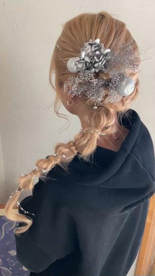 サイドのあみ下ろしにアクセサリー、ワイヤー、ラメで華やかに♪ 