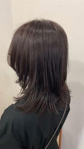 顔周りのレイヤーをたっぷりと入れた春らしいスタイルです♪ 