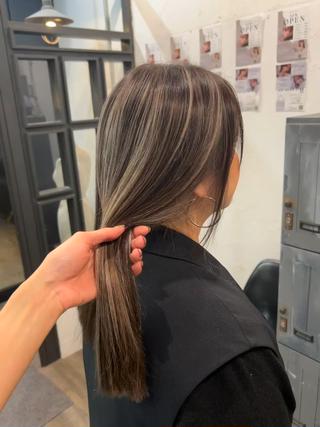 かきあげスタイルも、結んでも可愛いハイライト
デザイン次第でナチュラルな仕上がりも可能です!
ワンカラーに飽きた方はぜひハイライトカラーオススメです