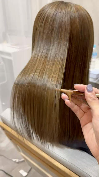 ブリーチ1回〜
オリーブベージュは髪の気になる赤みを消してくれる効果ももちろんですが、ちょっと雰囲気を変えたい！という時にもおすすめのカラーです 