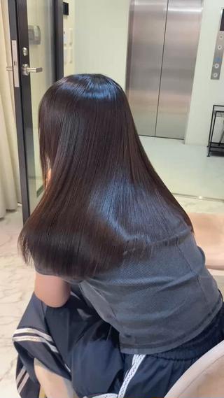 セミロング youres hair 新宿3丁目店所属・🍫ハイトーン✖︎ 髪質改善🍫柴田のヘアスタイル