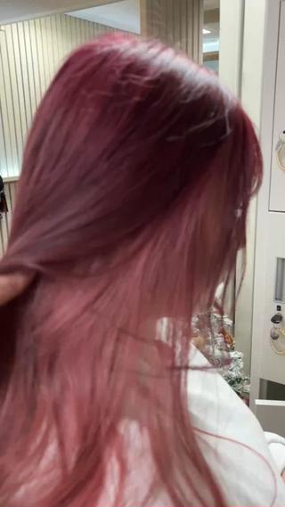 全体をブリーチしてから、ピンク系で、インナーと色を変えています！
インナーカラーの方は薄めのピンクで染めました！ 