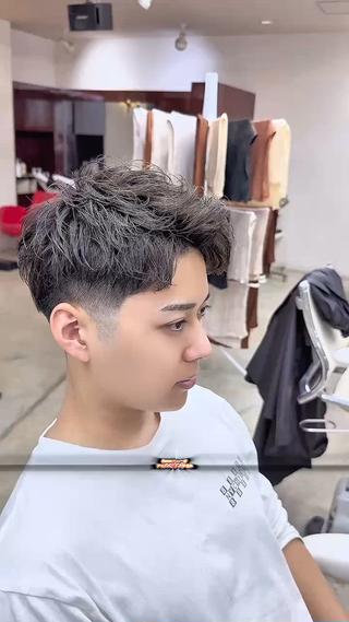 パーマ残り
フェードとアップバングスタイルです 