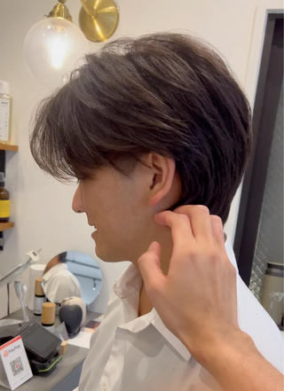 センターパート

襟足は刈り上げずに首に沿うようにカットしています！

Instagram/taka__rai 