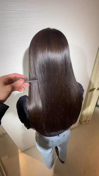 髪の傷みは様々な原因があります傷みの原因によって髪が必要とする栄養分は違うのですが、多くのトリートメントはコーティングの力で一時的に髪の手触りを良くするだけで、2、3週間もするとコーティングが剥げて元の髪質に戻ってしまいます
さらに髪は表面のキューティクルから傷み始め、バリア機能が弱まることで徐々に髪の内部に傷みが進行していきます
傷みは外から内
逆に治す時は髪の最深部からなのです
さらに髪の最深部に行けば行くほど大きさの小さな栄養分しか入っていきません
そのため小さい栄養分から浸透させていく必要があるのです
こだわりぬいた髪質改善をするためには浸透させる薬剤の順番まで考える必要があるのです
そこまでできるようになるためには
正確な毛髪診断と深い薬剤知識が必須なのです


そのため、髪質改善に関しては誰にも負けない自信があります

そのこだわりを100%発揮するためにoggiottoは最適なトリートメントなのです(^^)


どんな状態の髪も、必ずご満足頂ける髪質改善をさせて頂きますので、是非一度お試し下さい


♯髪質改善♯サイエンスアクア♯oggiotto 