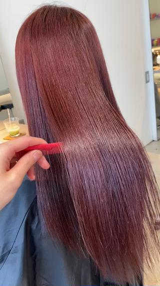 髪の傷みは様々な原因があります多くのトリートメントはコーティングの力で一時的に髪の手触りを良くするだけで、2、3週間もするとコーティングが剥げて元の髪質に戻ってしまいます
傷みは外から内
逆に治す時は髪の最深部からなのです
こだわりぬいた髪質改善をするためには浸透させる薬剤の順番まで考える必要があるのです
そこまでできるようになるためには
正確な毛髪診断と深い薬剤知識が必須なのです

そのため、髪質改善に関しては誰にも負けない自信があります
どんな状態の髪も、必ずご満足頂ける髪質改善をさせて頂きますので、是非一度お 